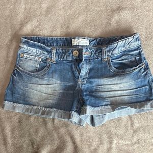 🕶 Maurices frayed cuff denim shorts size 11/12